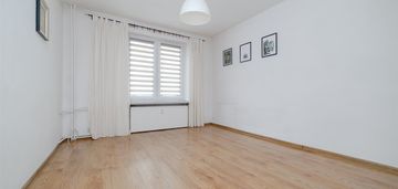 Kawalerka na wysokim parterze