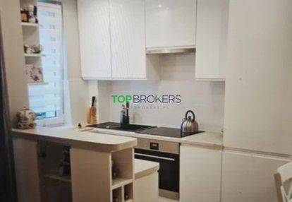 Salon z aneksem i dwie sypialnie, metro