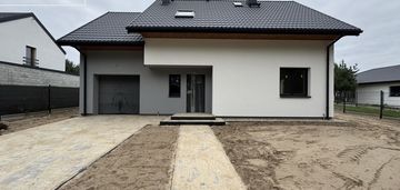 Dom wolnostojący w otoczeniu zieleni - osowiec