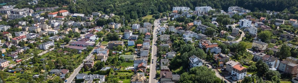 Działka z potencjałem: dom do wyburzenia na granic