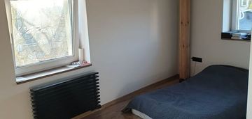 Świeżo wyremontowane, ostatnie piętro