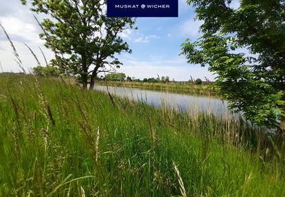 Działka z linią brzegową rzeki.