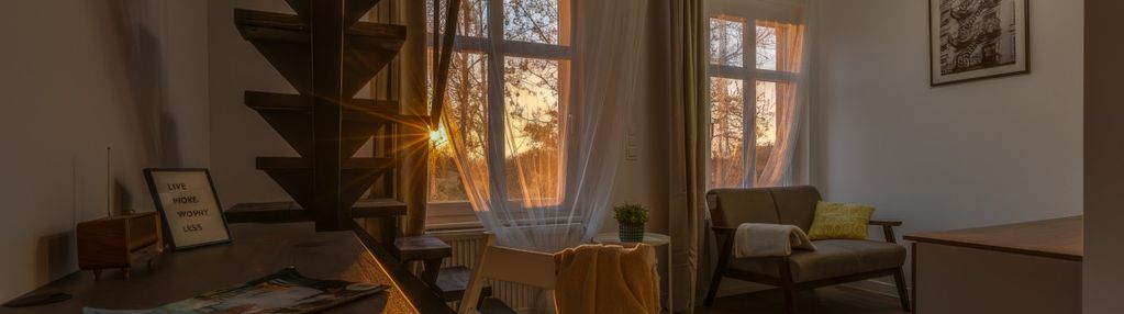 ** klimatyczna kawalerka z antresolą ! **