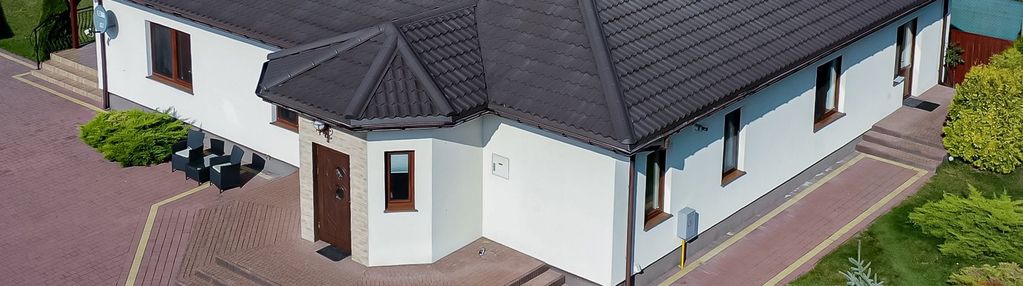 Lucień, parterowy dom do życia i pracy.