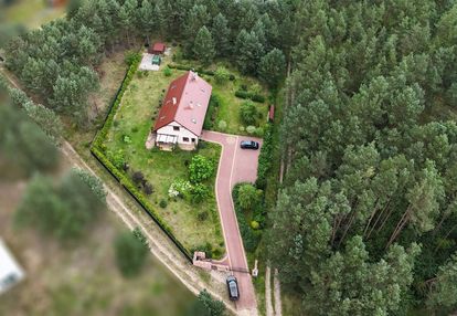 Dom przy lesie. zabrodzie.