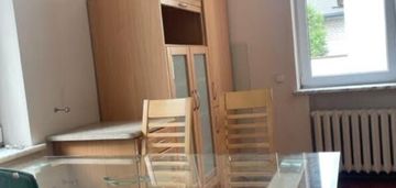 Dom dla pracowników z przestronnymi pokojami.