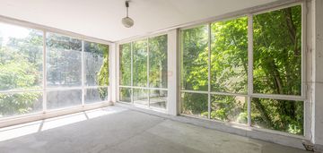 Willa w modernistycznym stylu na zalesiu