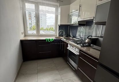 Trzy pokoje z oddzielną kuchnią, balkon, metro