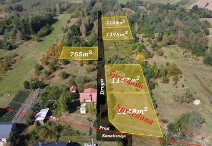 Blisko lasu, w cichej spokojnej okolicy.