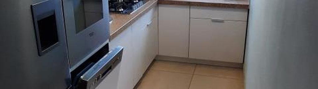 3 pokoje na 48 mkw. i osobna kuchnia z oknem.