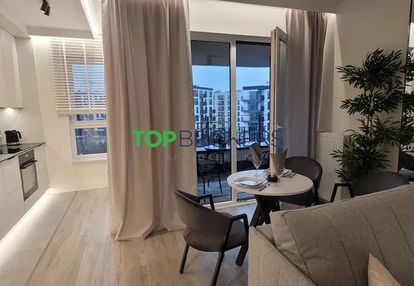 Salon z aneksem i sypialnia, garaż