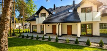 Nowoczesne domy bliźniacze z garażem i ogrodem