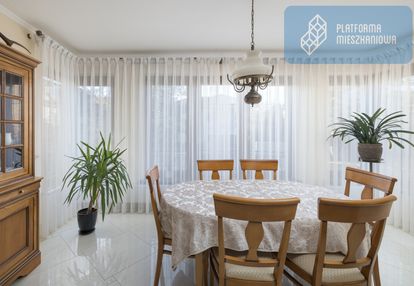 Elegancki dom w spokojnej okolicy