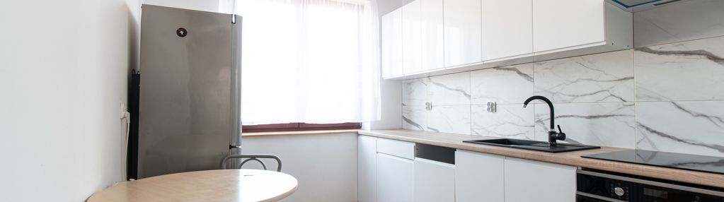 Dwa niezależne pokoje, balkon prądnik biały, 50m2.