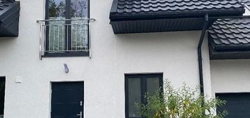 Przestronny bliźniak z ogrodem i garażem