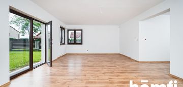 Wykończony przestronny dom z oddzielnym garażem