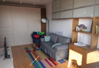 Salon z aneksem i sypialnia, garaż, metro