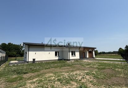 Nowoczesny dom w stanie deweloperskim pod lasem