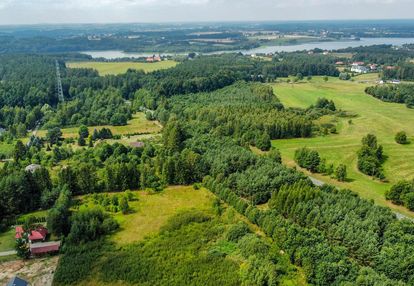 Działka na mazurach w otoczeniu jezior i lasów.