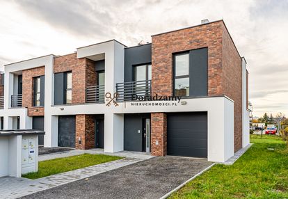 Narożny segment z garażem w bryle na drabiniance