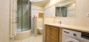 Dwa pokoje na parterze z miejscem postojowym