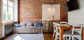 Dwupokojowy apartament z historycznym charakterem