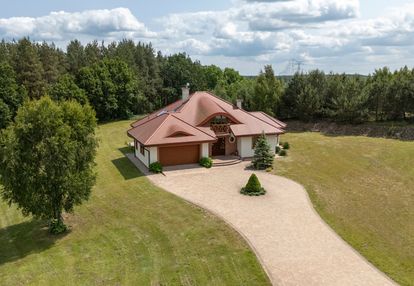 Piękna rezydencja wśród lasów i pól