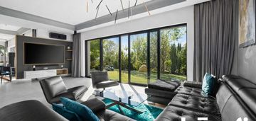 Podmiejska rezydencja z widokiem na jezioro