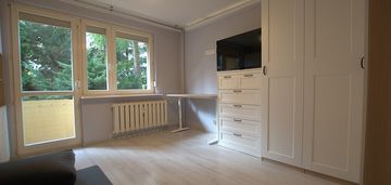 Przestronna zadbana kawalerka z balkonem uroczysko