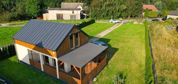 Gotowy do wejścia dom w górach