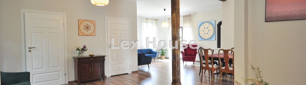 Dom z klimatem w pobliżu jeziora