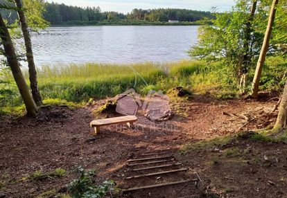 Działka nad brzegiem jeziora z wodą i prądem