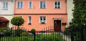 Mieszkanie z ogrodem i potencjałem aranżacyjnym.