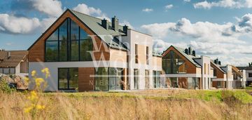 Domy przy jeziorze, tuchom