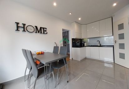 Duży dom w konopiskach z budynkami gospodarczymi