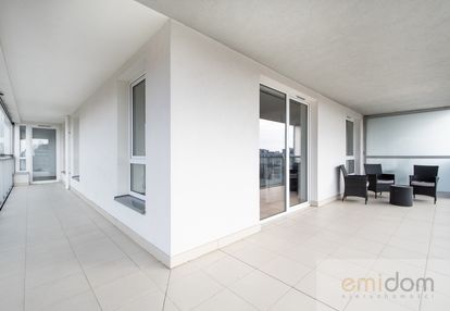 Taras 32 m² - 4 pokoje - apartamentowiec