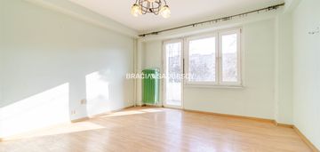 3 pok, 2 łazienki, balkon, 1 piętro, możliwy garaż