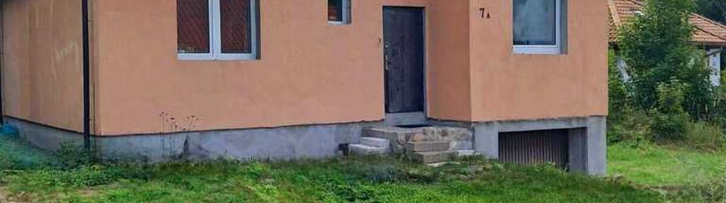 Dom na wsi w pięknej okolicy lasu i rzeki