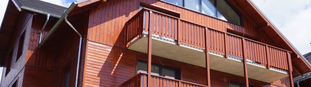 Apartament z balkonem i widokiem na wysoki kamień