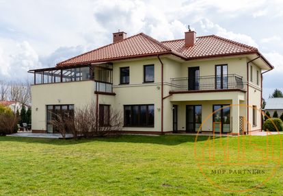 Piękna dwurodzinna willa przy granicy z w-wa