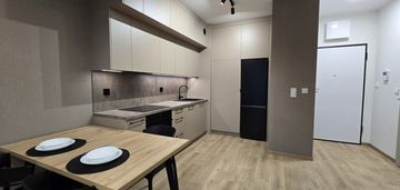 Przestrzeń za oknami, komfortowe i nowe z balkonem