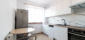 Dwa niezależne pokoje, balkon prądnik biały, 50m2.