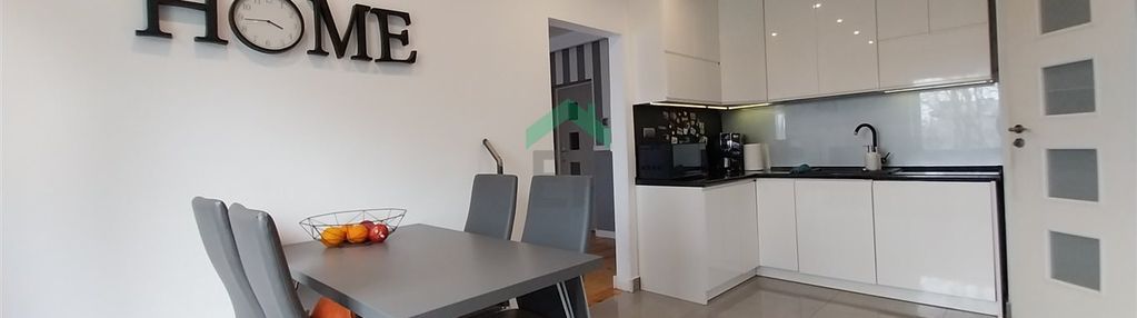 Duży dom w konopiskach z budynkami gospodarczymi