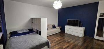 Kawalerka, oddzielna kuchnia. blisko metra i parku