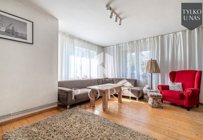 Dom na wzniesieniu z widokiem na okolicę.