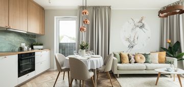Nowoczesny budynek z 2024 roku, duży balkon, garaż