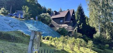 Dom na dużej działce pod lasem.