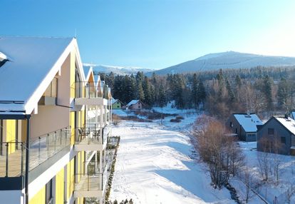 W ścisłym centrum szklarskiej poręby.