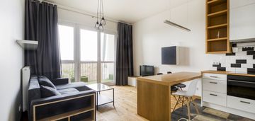 Trzy pokoje, dwa balkony, wysokie.