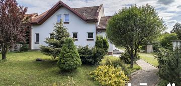 Dom z tarasem w pobliżu lasu